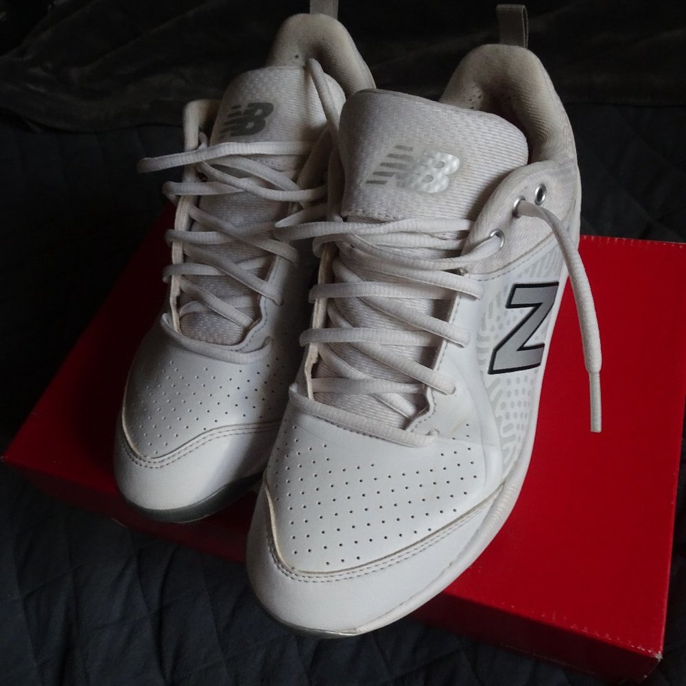 New Balance Women's Fastpitch Cleats - FreshFoam Velo 2 Molded